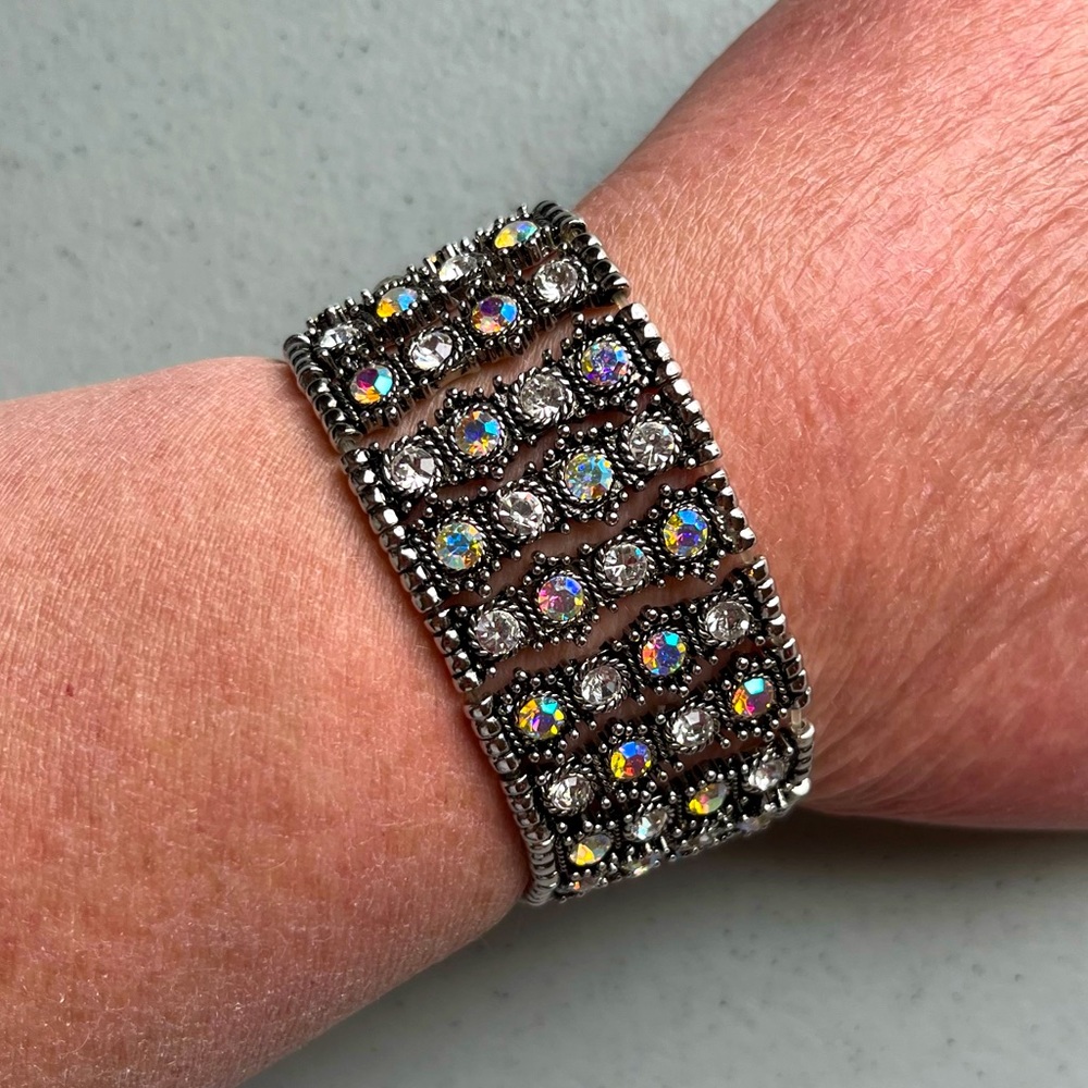Dressy Iridescent stones stretch bracelet EUC